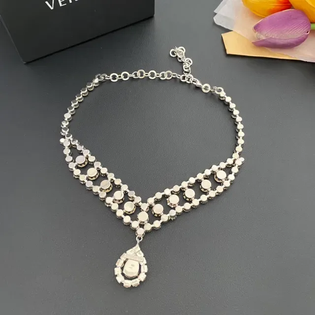 Versace Colar Choker V-Bib com cristais incrustados 7