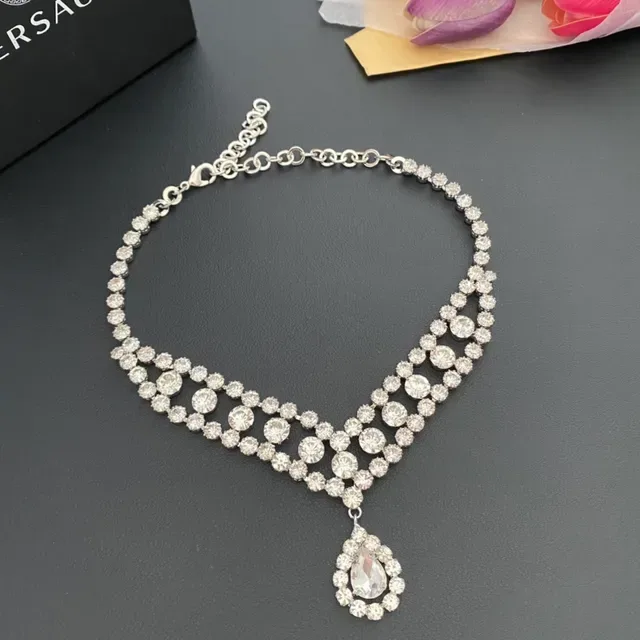 Versace Colar Choker V-Bib com cristais incrustados 8