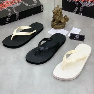 Versace Greca Flip-Flop काला सफेद एम्बॉस्ड पैटर्न मेड्यूसा हेड डिटेल स्लिपर्स