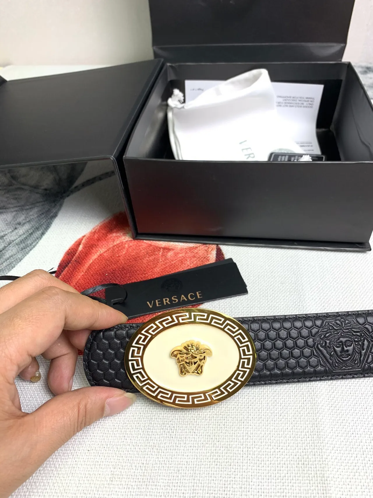 Versace Greca Medusa حزام جلد أسود سداسي 4