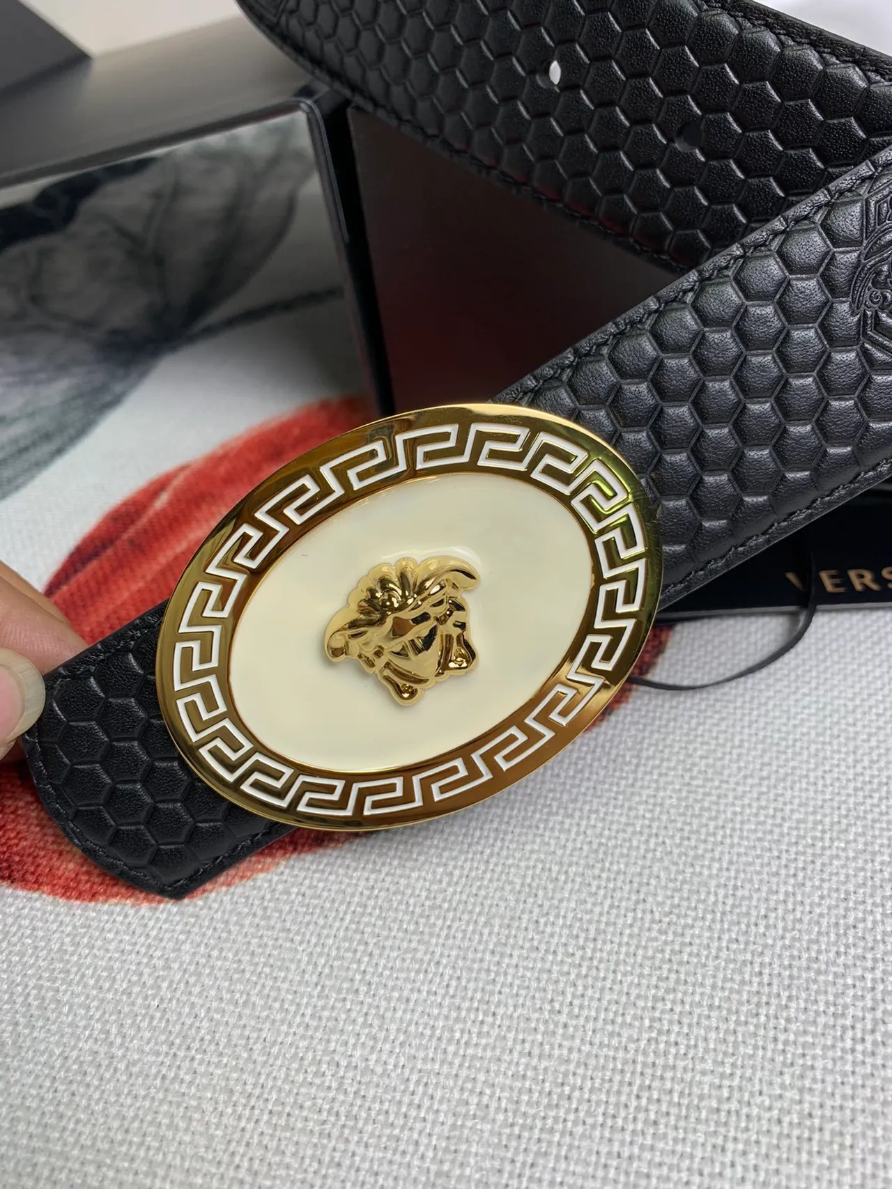 Versace Greca Medusa حزام جلد أسود سداسي 6