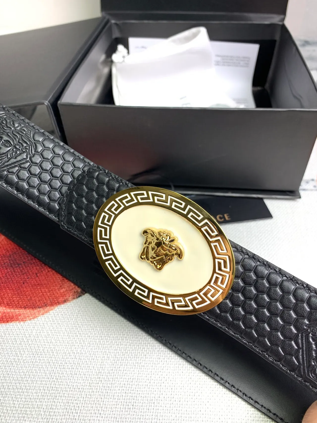 Versace Greca Medusa حزام جلد أسود سداسي 7
