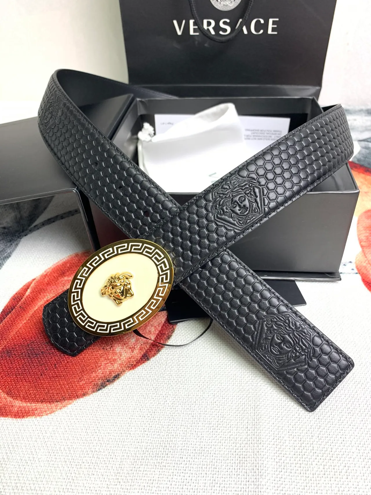 Versace Greca Medusa حزام جلد أسود سداسي 9