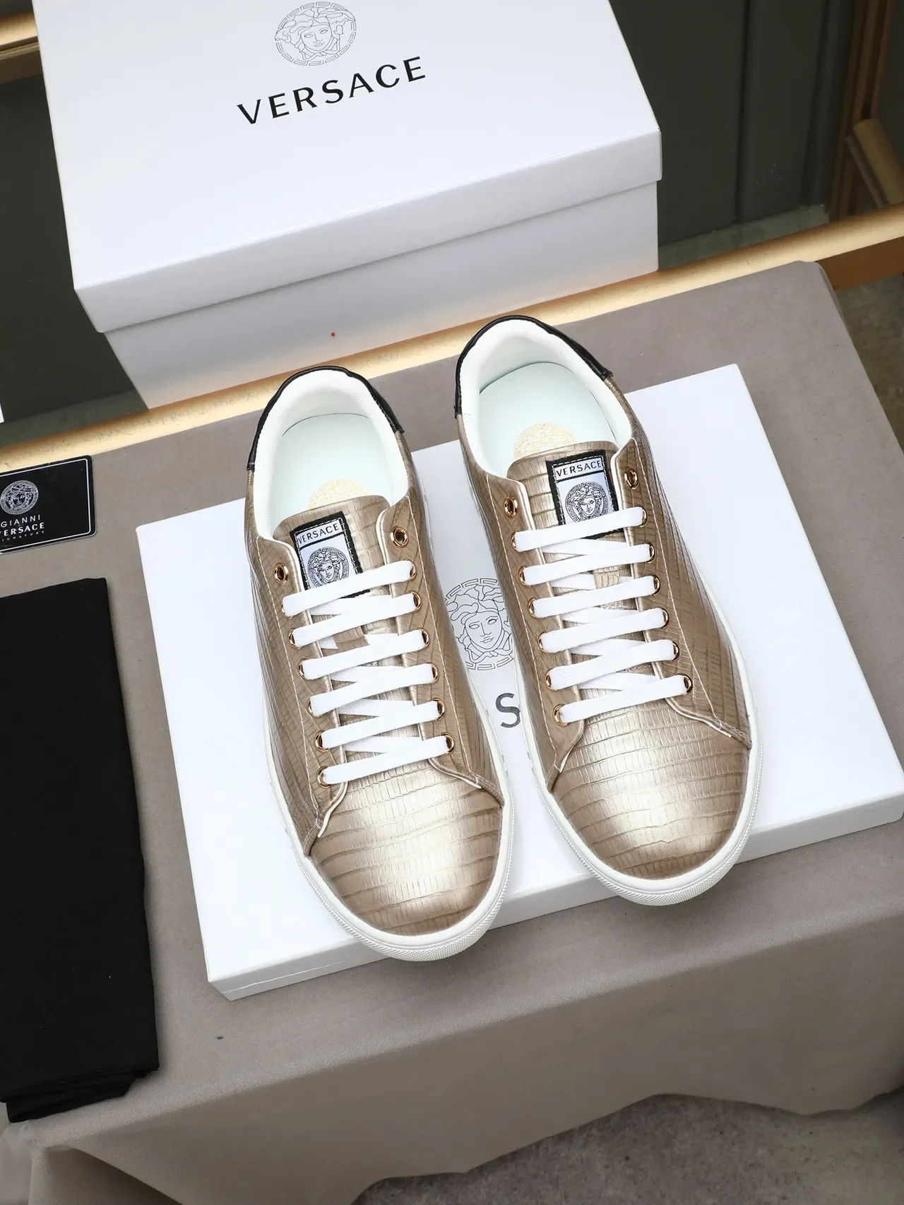 Versace Greca Odissea Beige Zapatillas Lifestyle de Cuero Texturizado 2