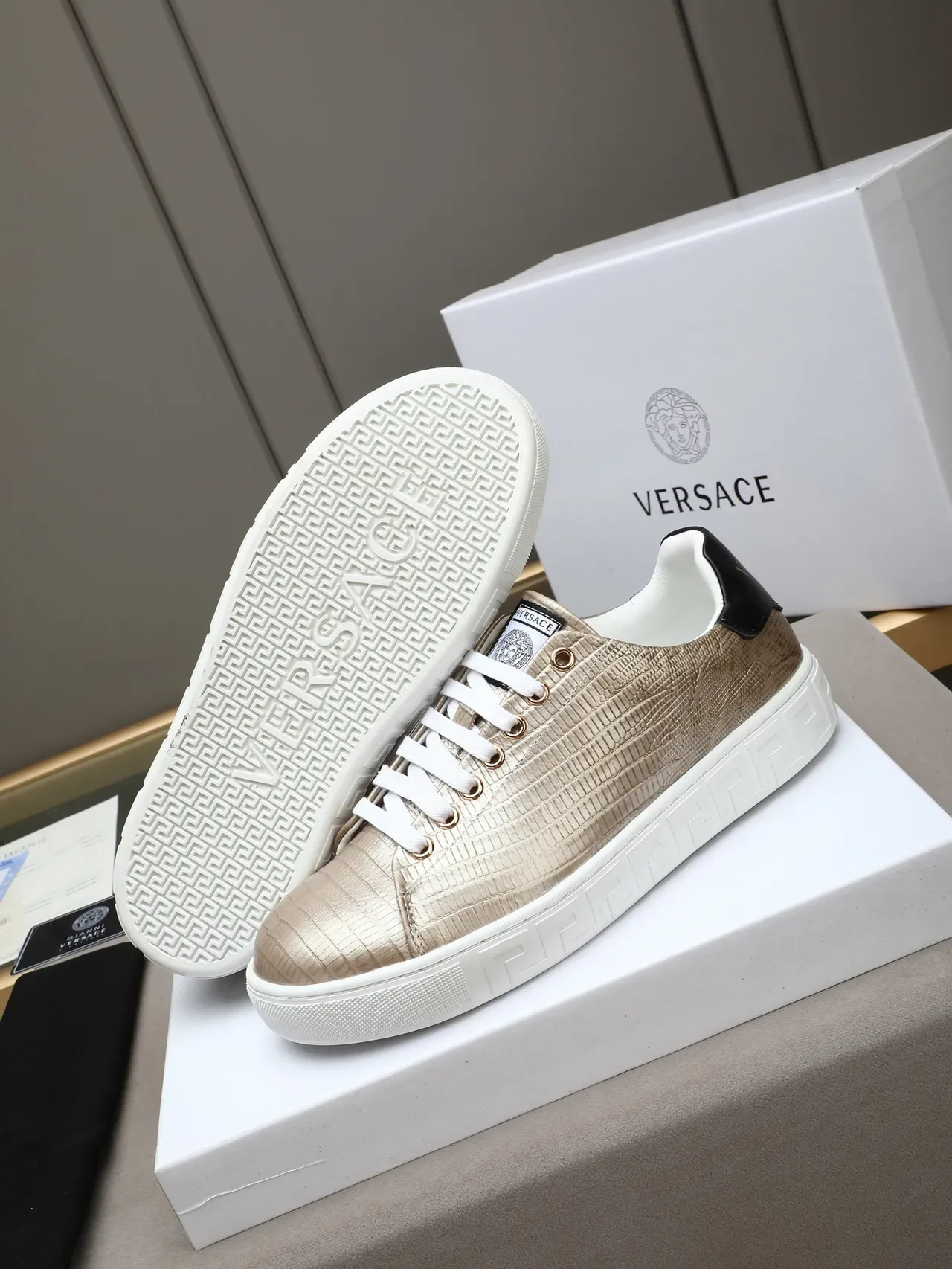 Versace Greca Odissea Beige Zapatillas Lifestyle de Cuero Texturizado 4