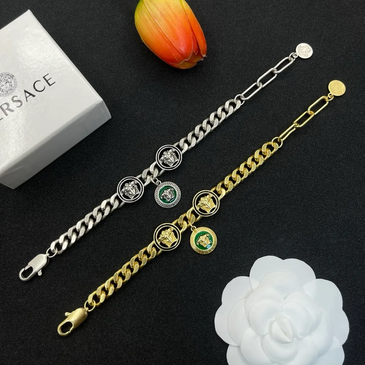 Versace Medusa Charm 银绿色曲链手链 2