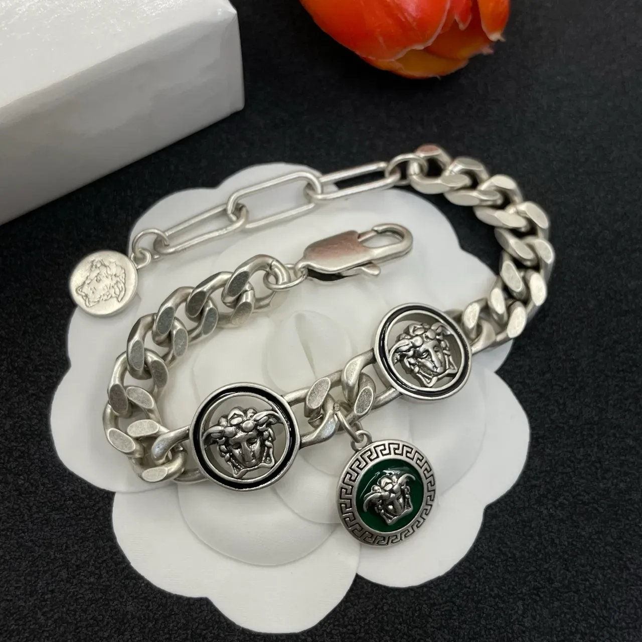 Versace Medusa Charm 银绿色曲链手链 4