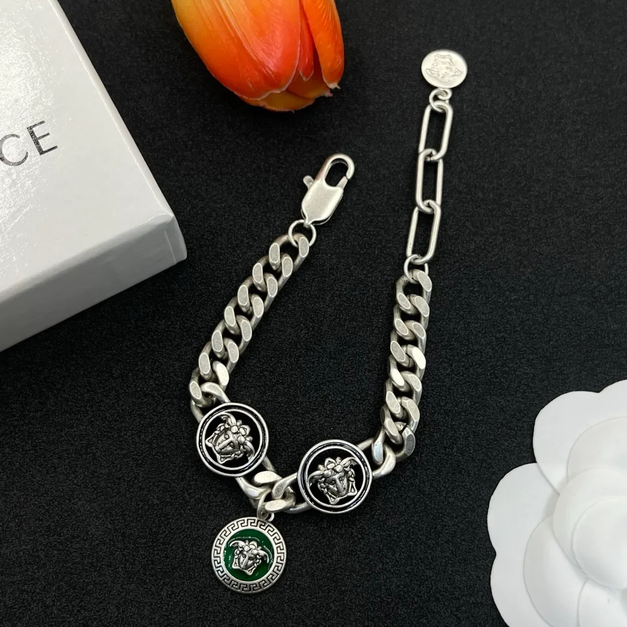 Versace Medusa Charm 银绿色曲链手链 5
