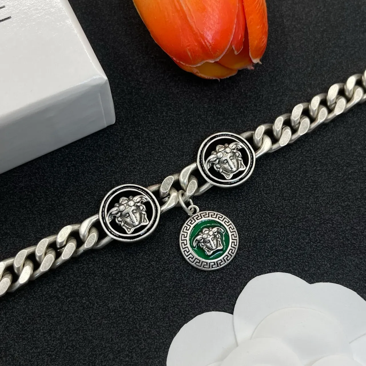 Versace Medusa Charm 银绿色曲链手链 6