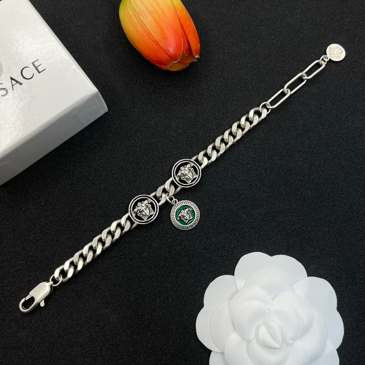 Versace Medusa Charm 银绿色曲链手链 7