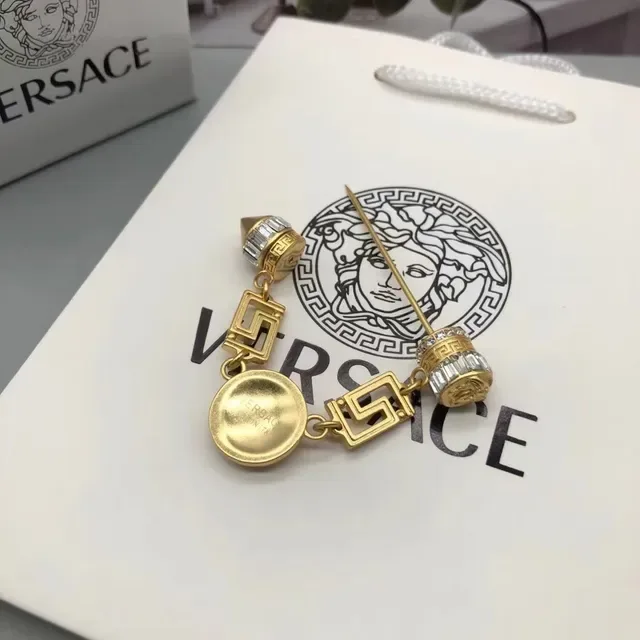 Versace Medusa 水晶镶嵌金色胸针 4