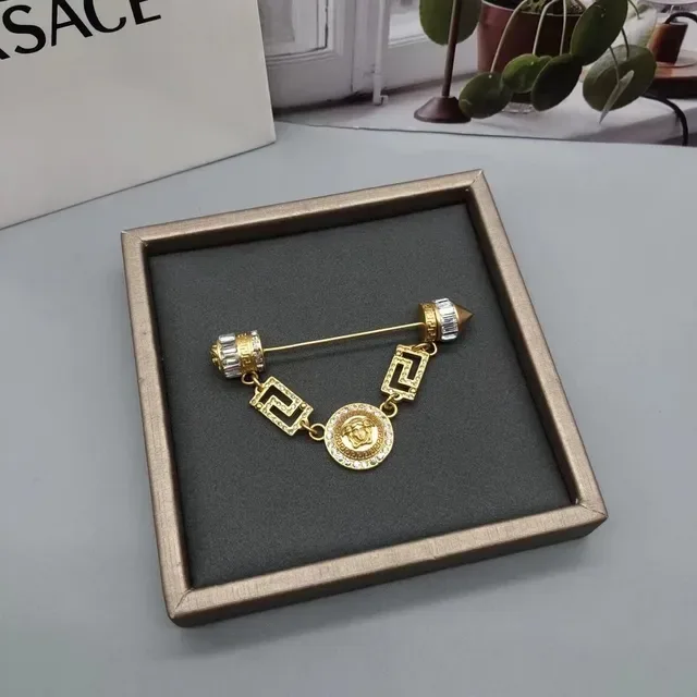 Versace Medusa 水晶镶嵌金色胸针 5