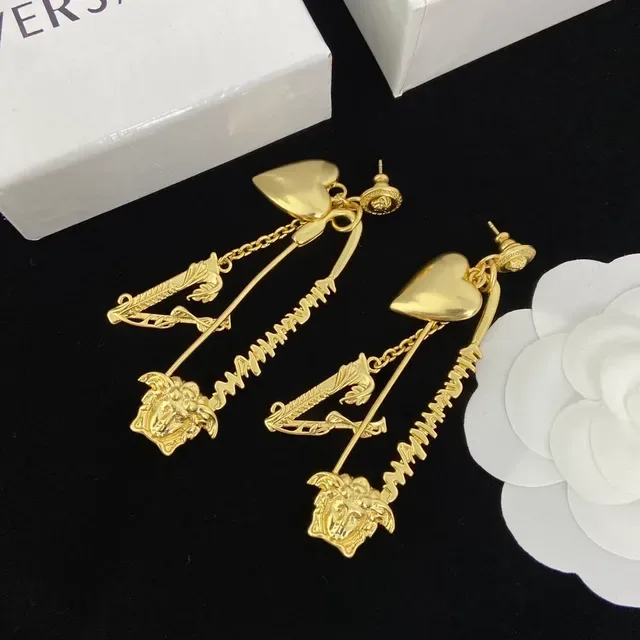 Versace Medusa হার্ট এবং V মোটিফ গোল্ড টোন লটকন্তী ইয়ারিংস 2