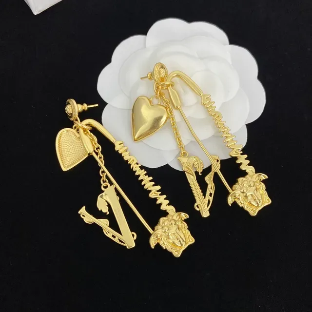 Versace Medusa হার্ট এবং V মোটিফ গোল্ড টোন লটকন্তী ইয়ারিংস 3