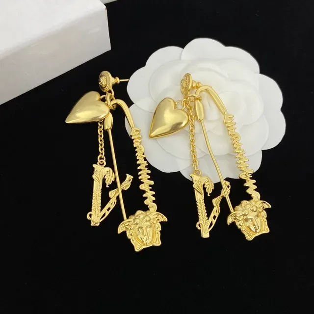 Versace Medusa হার্ট এবং V মোটিফ গোল্ড টোন লটকন্তী ইয়ারিংস 4