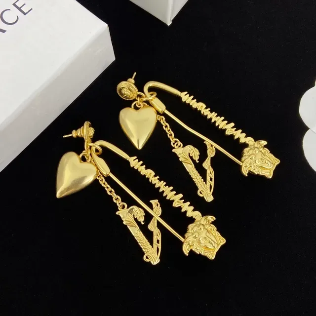 Versace Medusa হার্ট এবং V মোটিফ গোল্ড টোন লটকন্তী ইয়ারিংস 5