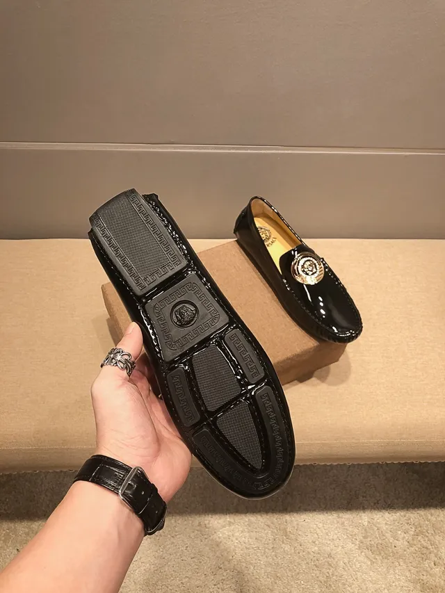 Versace Medusa Medallion 亮面黑色乐福鞋 2