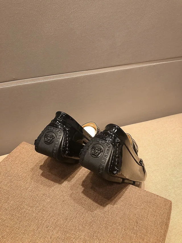 Versace Medusa Medallion 亮面黑色乐福鞋 3