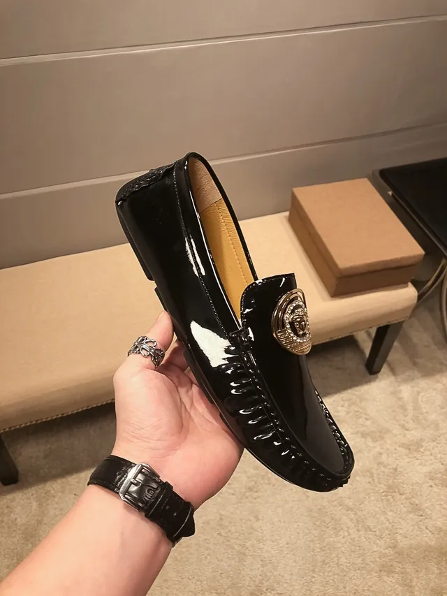 Versace Medusa Medallion 亮面黑色乐福鞋 4