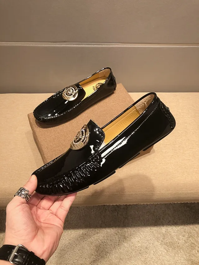 Versace Medusa Medallion 亮面黑色乐福鞋 5