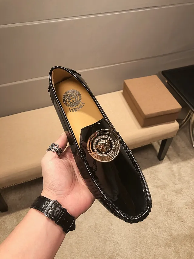 Versace Medusa Medallion 亮面黑色乐福鞋 7