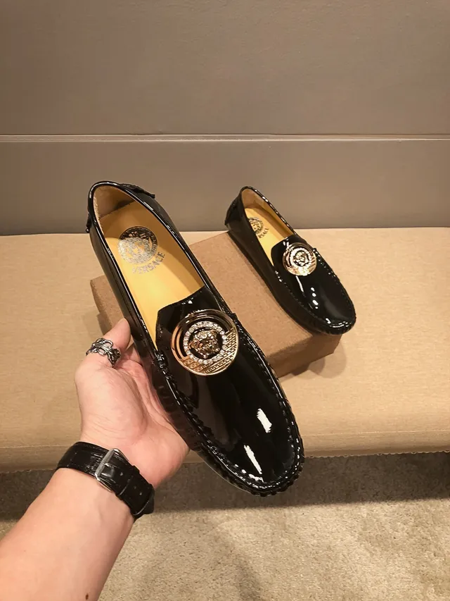Versace Medusa Medallion 亮面黑色乐福鞋 8