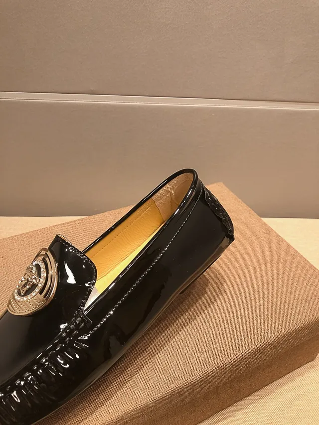 Versace Medusa Medallion 亮面黑色乐福鞋 9