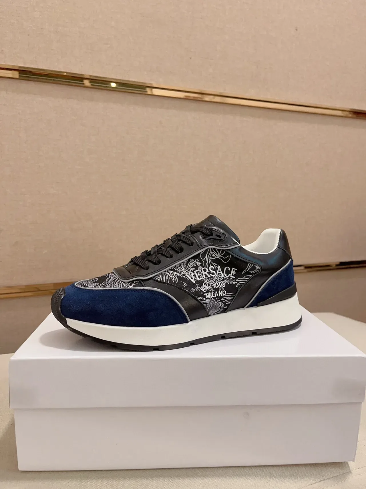 Versace Odissea উত্কীর্ণ নেভি এবং কালো লাইফস্টাইল স্নিকার 2