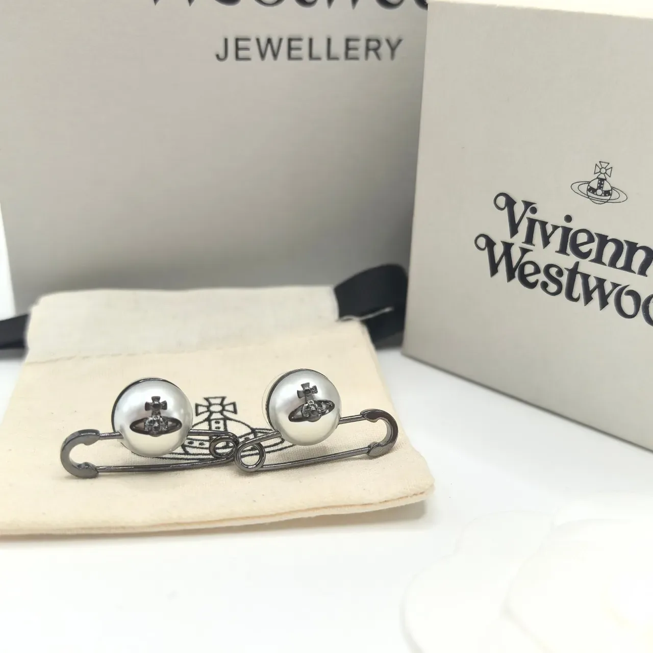 Vivienne Westwood بروش لؤلؤ أورب فضة ذهب دبوس أمان شكل كرة 4
