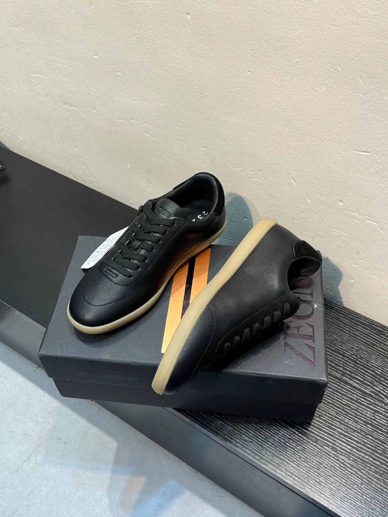 Zegna काला पेबल्ड चमड़ा लो टॉप लाइफस्टाइल स्नीकर 3