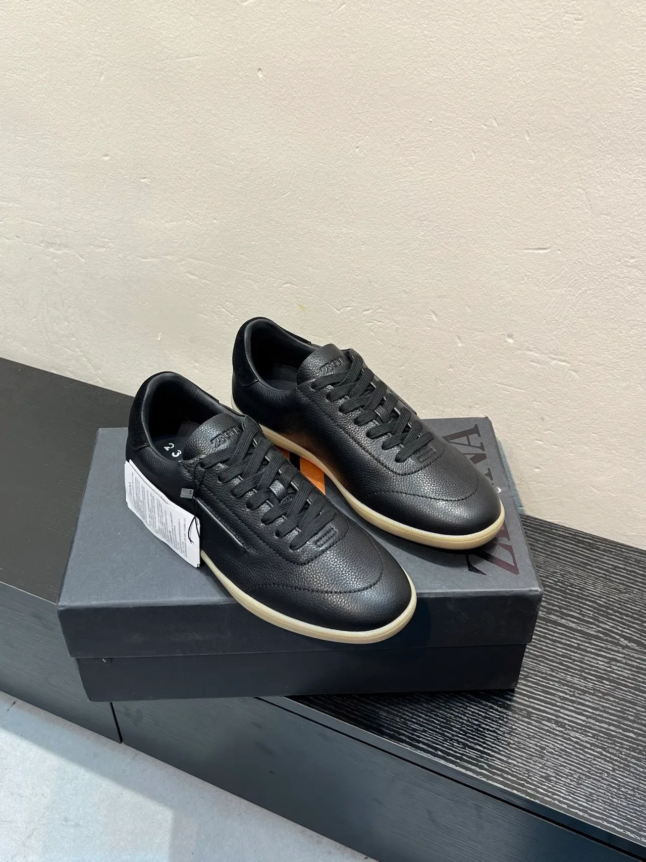Zegna काला पेबल्ड चमड़ा लो टॉप लाइफस्टाइल स्नीकर 4