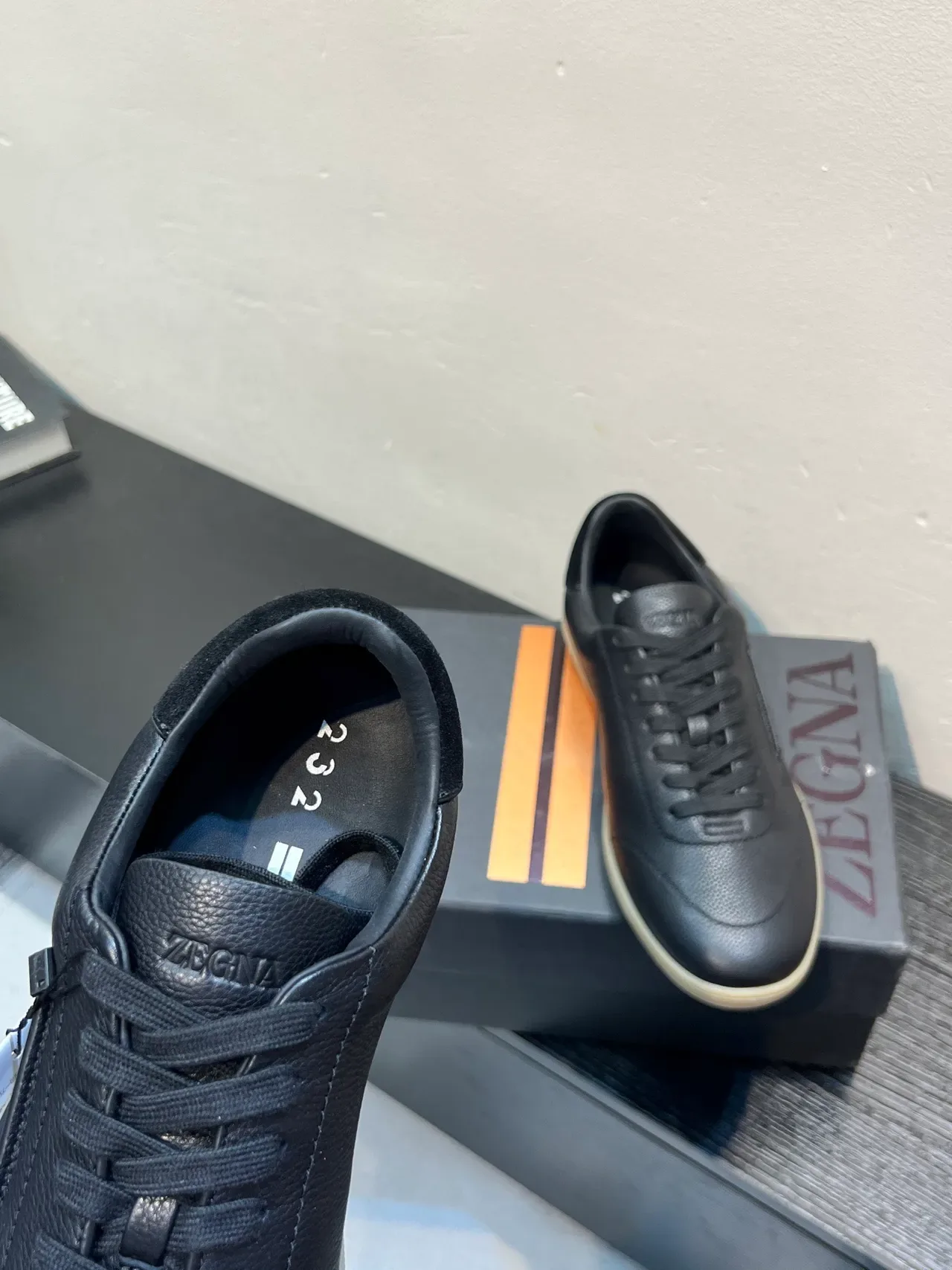 Zegna काला पेबल्ड चमड़ा लो टॉप लाइफस्टाइल स्नीकर 6