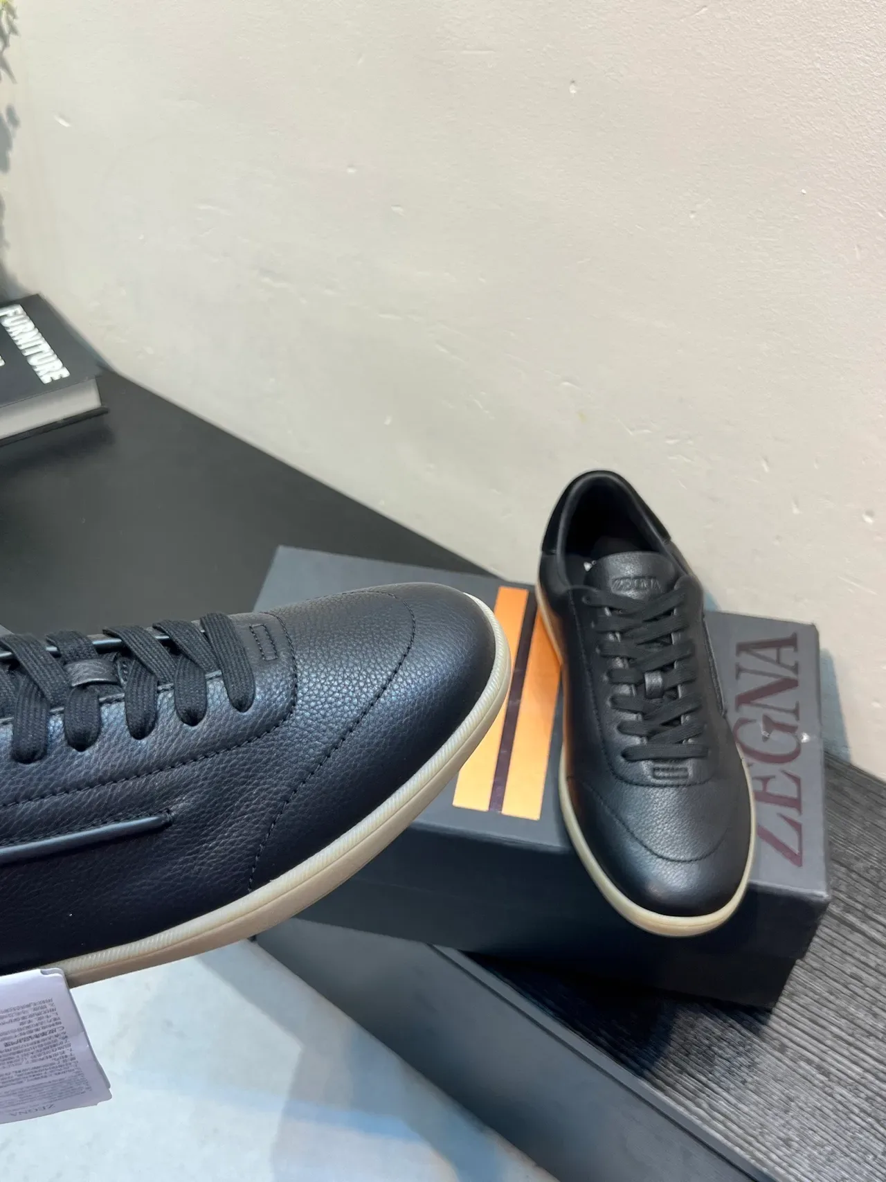 Zegna काला पेबल्ड चमड़ा लो टॉप लाइफस्टाइल स्नीकर 7