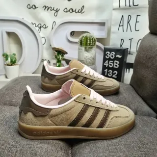 Adidas حذاء رياضي أسلوب حياة بلون بيج بني علوة سويد ثلاث شرائط جانبية