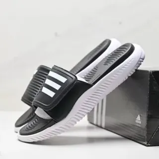 Adidas 黑色和白色系带拖鞋