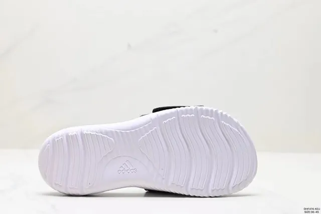 Adidas 黑色和白色系带拖鞋 2