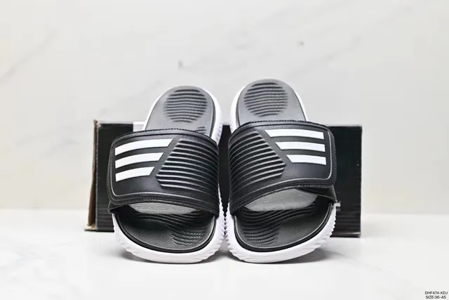 Adidas 黑色和白色系带拖鞋 3