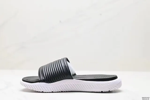 Adidas 黑色和白色系带拖鞋 4