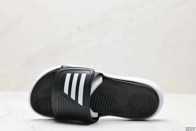 Adidas 黑色和白色系带拖鞋 5