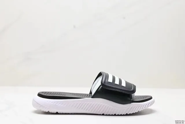 Adidas 黑色和白色系带拖鞋 6