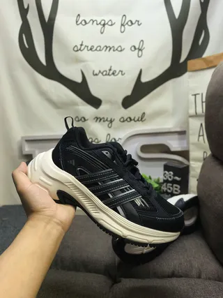 Adidas Tênis chunky pretos bege sola intermediária malha e sobreposição sintética upper 24