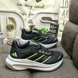 Adidas Tênis de corrida pretos e verdes com upper de malha, três listras neon