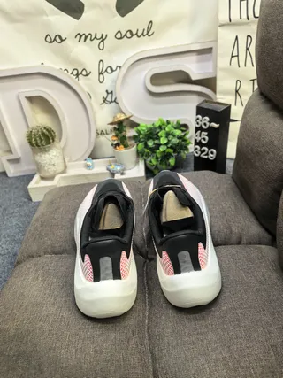 Adidas Black Red Mesh Upper Sculpted White Midsole Running Shoes 8