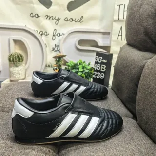 Adidas أسود أبيض بدون لاس انزلاقي مبطن صندوق الأصابع أحذية كرة القدم الداخلية