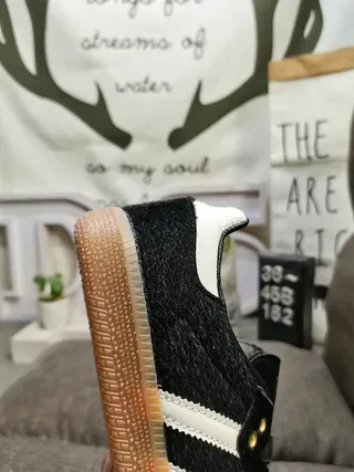 Adidas 黑白低帮麂皮鞋面生活运动鞋 3
