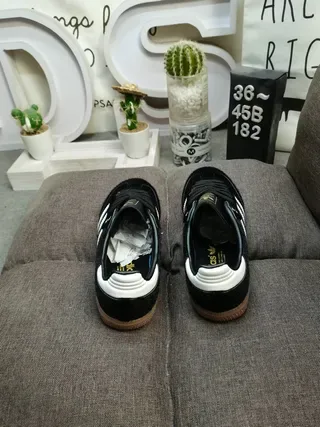 Adidas 黑白低帮麂皮鞋面生活运动鞋 8