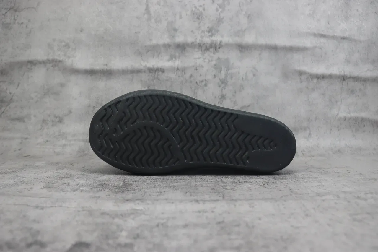 Adidas 黑白 踩脚 模制鞋底 运动鞋 8