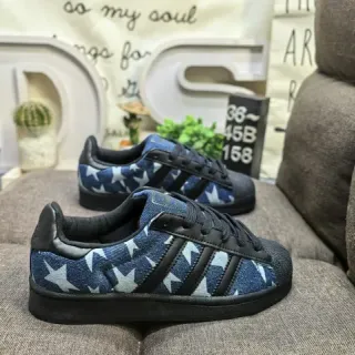 Adidas 蓝黑牛仔星印上部三条侧边面板生活方式运动鞋