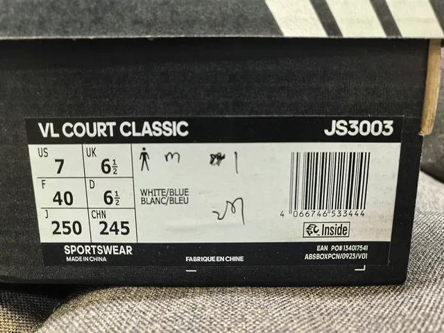 Adidas 蓝色白色低帮麂皮纹理鞋面生活方式运动鞋 2