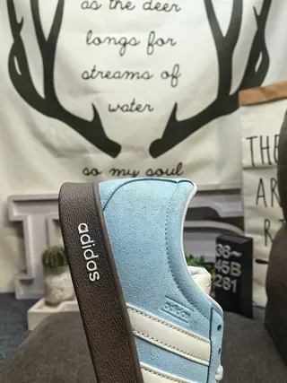 Adidas 蓝色白色低帮麂皮纹理鞋面生活方式运动鞋 3